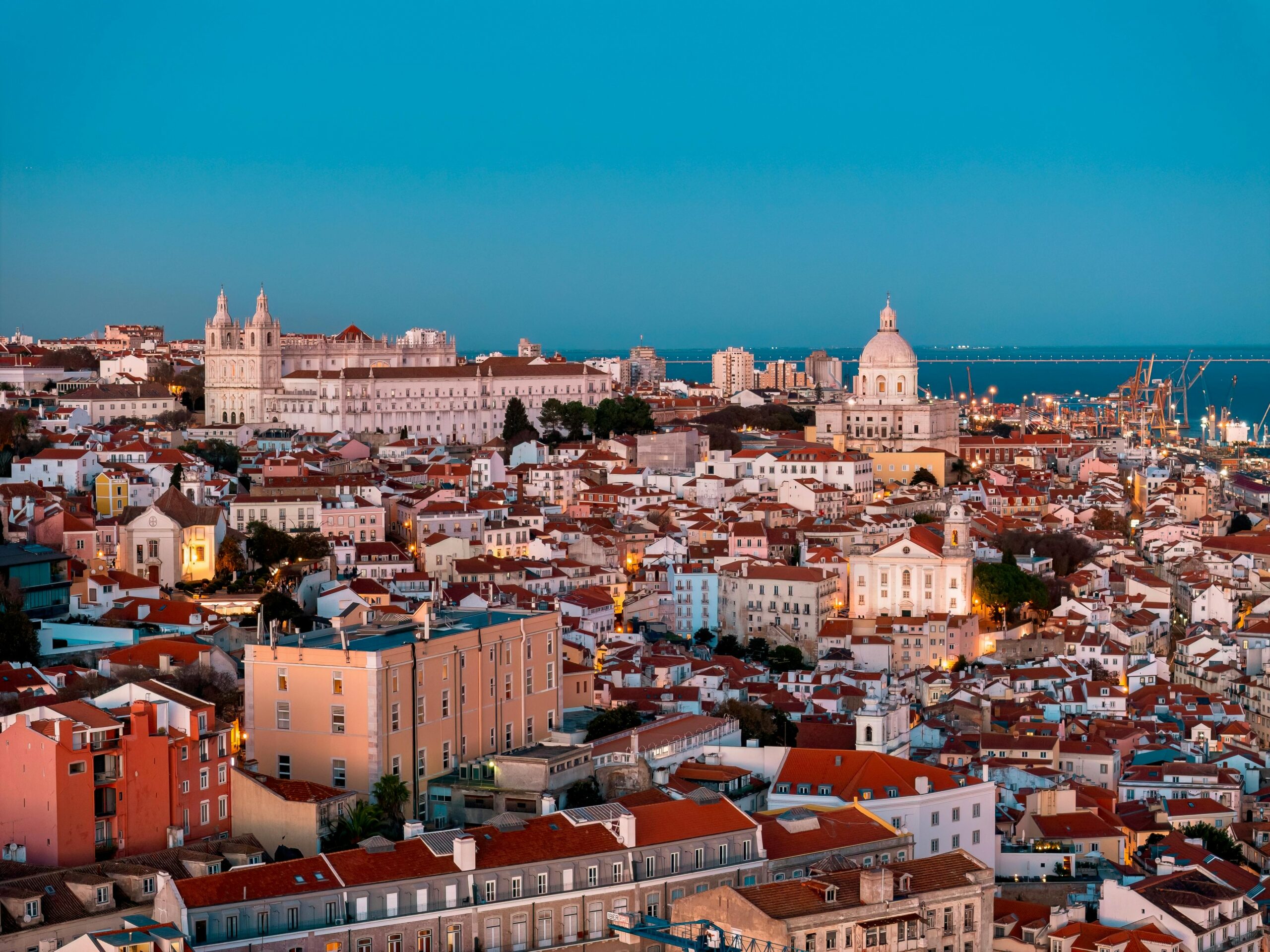 Exploring Alfama: Lisbon’s Historic Heart (The Ultimate Guide)